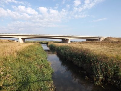 Eine Autobahnbrücke