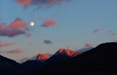 Mond über den Dolomiten