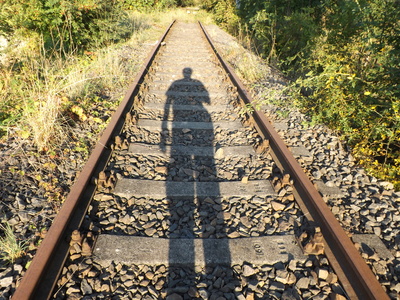 Schatten auf dem Gleis