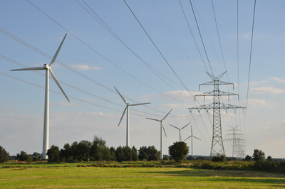 Windräder und Stromtrasse Bützflethermoor