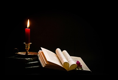 Stillleben mit Buch und Kerze