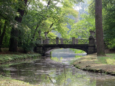 Alte Brücke im Schlosspark