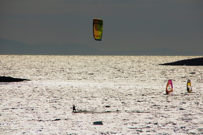 Surfer und Kitesurfer