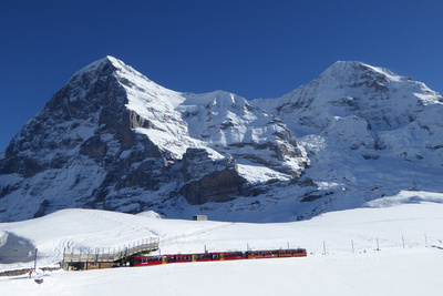 Eiger und Mönch mit Jungfraubahn