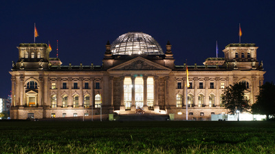 Der Deutsche Bundestag / Reichstag in Berlin bei Nacht