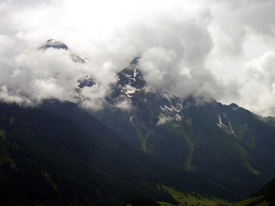 Tiefhängende Wolken im Gebirge