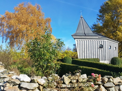 Kleine Kirche im Herbst