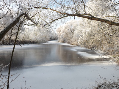 Zugefrorenes Flussbett