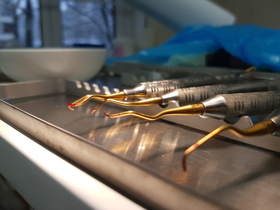 Moderne Folter-Instrumente: Zahnarzt-Besteck