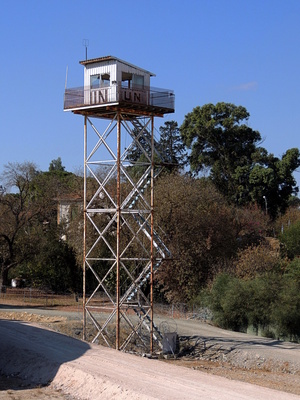 Wachturm in der „Grüne Linie“ von Nikosia, Zypern Wachturm in der „Grüne Linie“ von Nikosia, Zypern