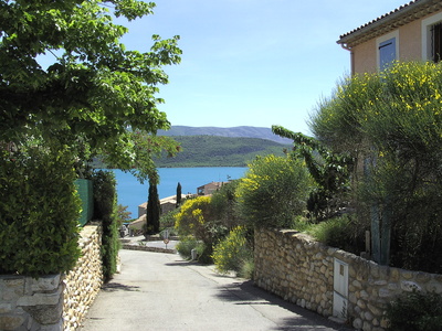 Mediteranes Straßenbild am See in der Provence