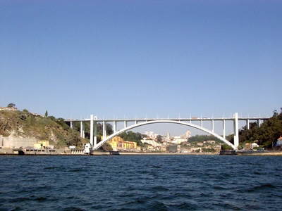 Neue Brücke über dem Douro