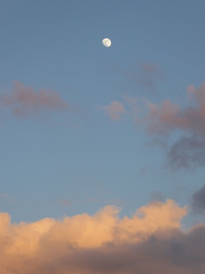 Mond über Abendrot-Wolken