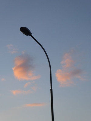 Straßenlampe zwischen rötlichen Abendwolken