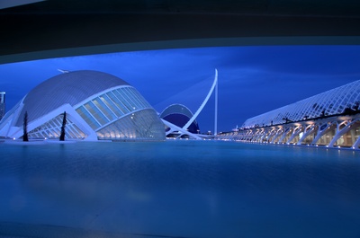 Blaue Stunde der futuristischen Architektur