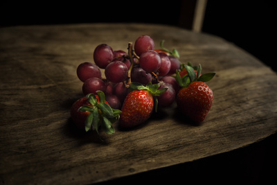 Erdbeeren und rote Trauben