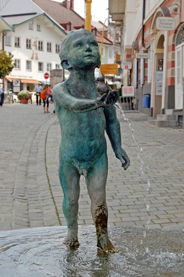 Bad Tölz - Marktstraße - Brunnenfigur »Knabe mit Vogel«