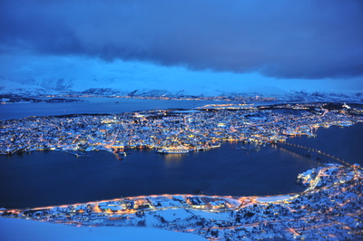 Tromsö von oben mit Tromsøysund Eismeerkathedrale & Fjellheisen