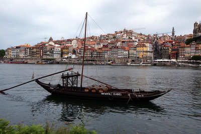 Historisches Boot vor Portos Altstadt