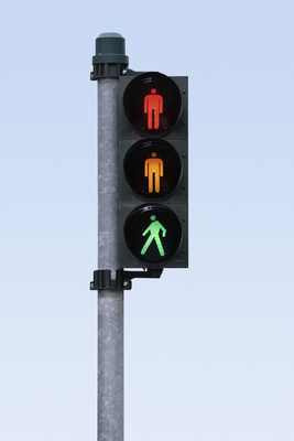 Fußgängerampelampel auf . . . rot, gelb, grün!?