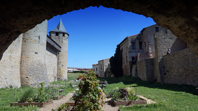Festungsstadt Carcassonne - durch die Mauer