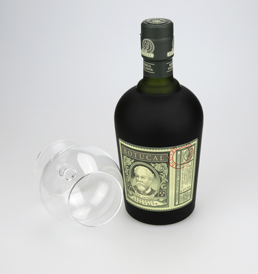 Rum mit Glas