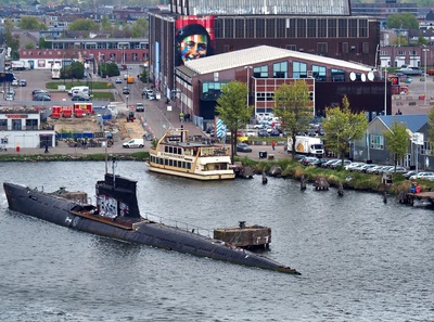 altes U-Boot in Hafenbecken