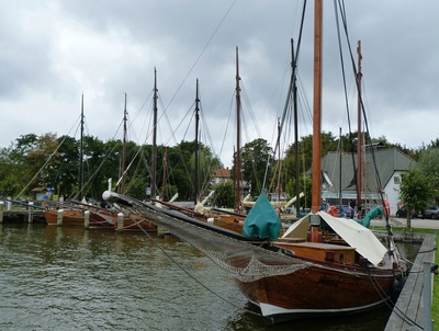Zesenboote im Hafen von Althagen