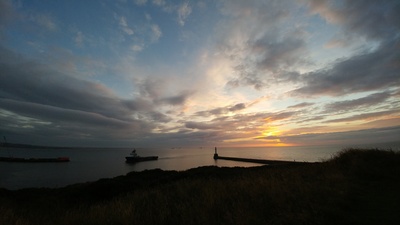 Sonnenuntergang über dem Meer vor Aberdeen in Schottland