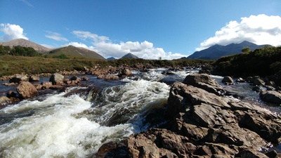 Wildwasser auf der Isle of Skye in Schottland