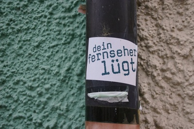 Dein Fernseher lügt (Aufkleber) Dein Fernseher lügt (Aufkleber)