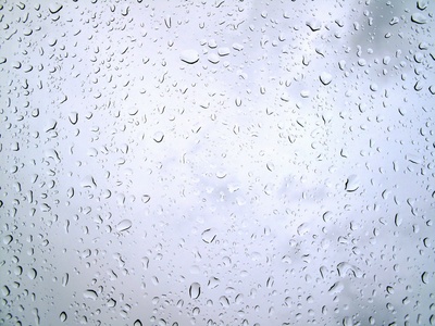 Regentropfen hinter der Fensterscheibe