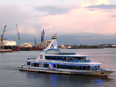 Hamburger Hafenrundfahrt am Abend der blauen Lichter