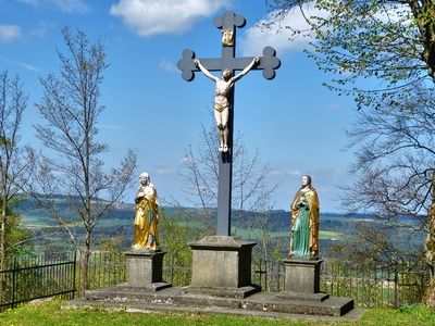 Kreuzigungsgruppe neben der Bergkirche