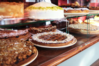 Kostenloses Foto: Kuchenvitrine - pixelio.de