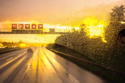 Autobahn mit Regen gegen die Sonne