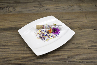 Bl&uuml;tenzucker &ndash; Zucker, versehen mit essbaren Bl&uuml;ten.
