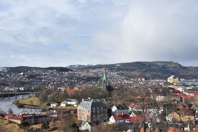 Blick auf Trondheim Norwegen mit Nidarosdom