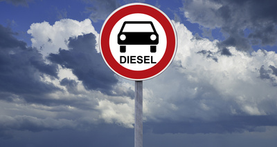 Verbotsschild: Fahrverbot für Dieselfahrzeuge