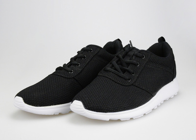 Schuhe &ndash; Nigelnagelneue Schuhe eines Teenagers