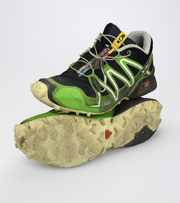 Turnschuhe &ndash; Ausgelatschte Schuhe eines Erwachsenen