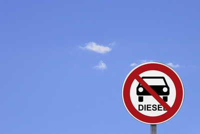 Verbotsschild: Fahrverbot für Dieselfahrzeuge