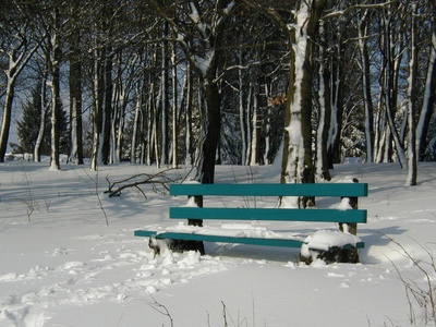 Sitzbank im Schnee