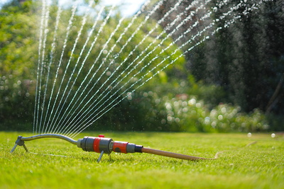 Kostenloses Foto: Rasensprenger - pixelio.de