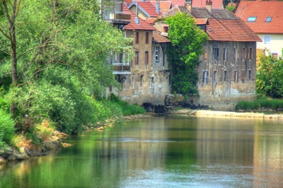 Pont de Roide - Alte Häuser am Fluss