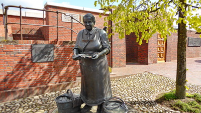 Frau Schollen Statue im Hafen von Ditzum