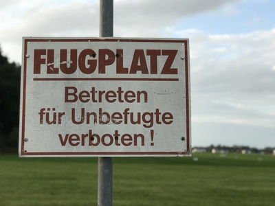 Flugplatz-Schild / Foto: Alexander Hauk