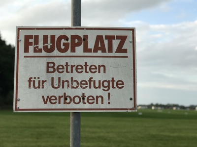 Flugplatz-Schild Flugplatz-Schild