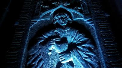 Grabplatte Priester mit Kelch