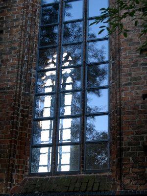 Kirchenfenster in der Herbstsonne